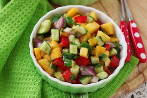 Сальса из манго, огурцов и сладкого перца