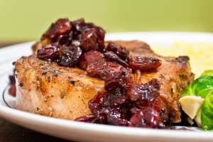 Свиные стейки с вишневым соусом
