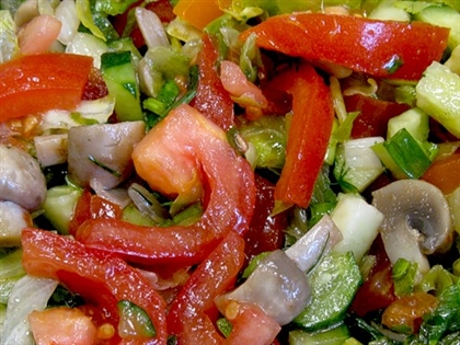Грибной салат с помидорами