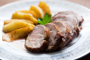 Новогодний рецепт: Запеченное мясо с яблоками