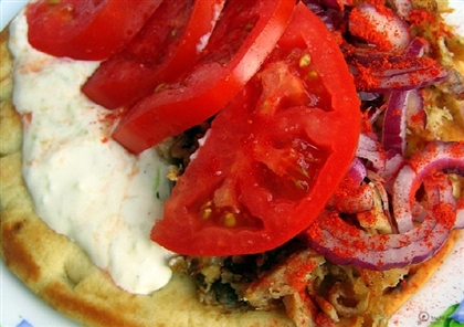 Пита с курицей, помидорами и сладким луком
