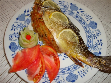 Карп фаршированный рисом с овощами