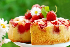 Простой пирог с клубникой
