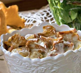 Лисички в шафрановом соусе