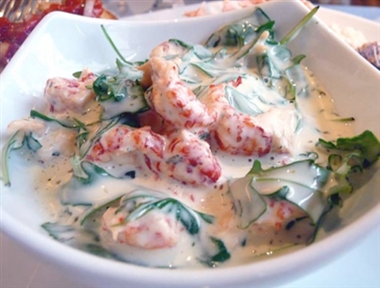 Салат с рукколой и раковыми шейками